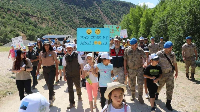 Tunceli’de öğretmen ve öğrenciler atık topladı