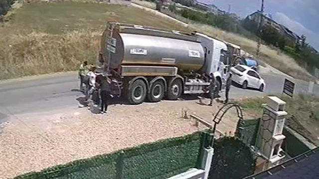 Turizm kentinde 90’lı yılları aratmayan görüntü: Tankerlere su taşıyorlar