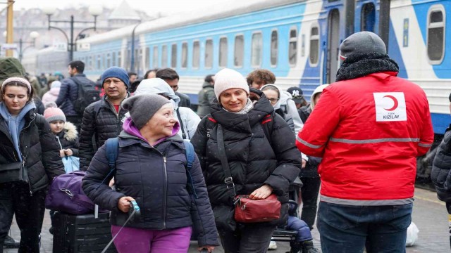Türk vatandaşları Kiev’de yaşanan insani krizi Kızılay ekipleriyle paylaştı