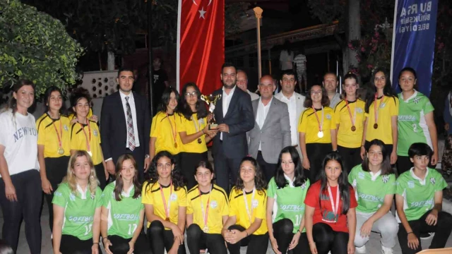 Türkiye şampiyonu okula coşkulu kutlama