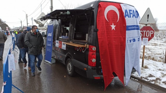 Ukrayna halkı için hazırlanan insani yardım tırları yetkililere teslim edildi