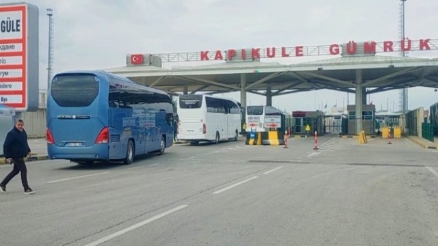Ukrayna’daki Türk vatandaşlarının tahliyesi için Türkiye’den onlarca otobüs yola çıktı