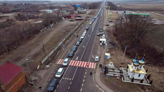 Ukraynalılar Romanya sınırında kilometrelerce uzun araç kuyruklar oluşturdu