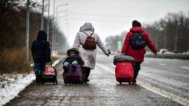 Ukraynalılar Romanya sınırını yürüyerek geçmeye çalışıyor