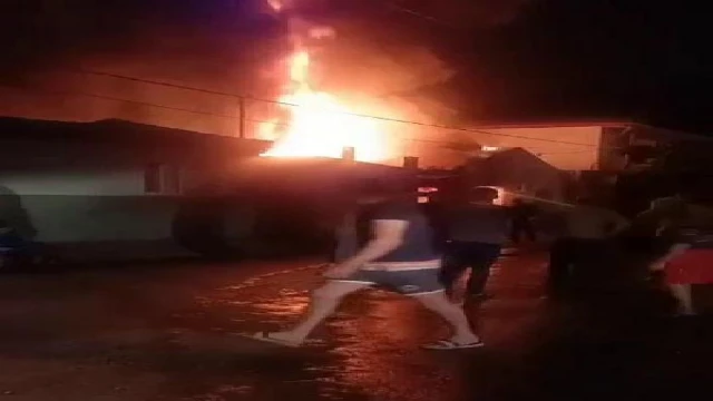 Uykudayken evlerinde yangın çıktı, komşuları kurtardı 