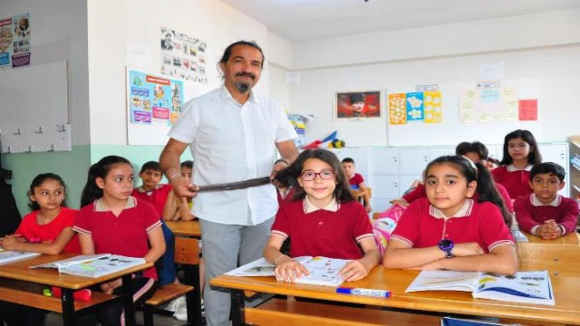Uzattığı saçlarını bağışlayan Murat öğretmen, öğrencileriyle kanser hastalarına umut oldu