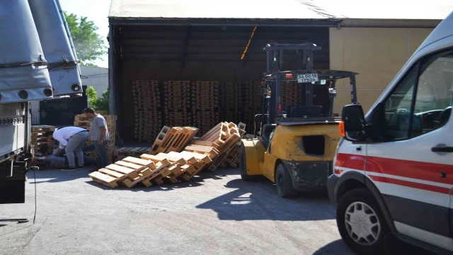 Üzerine ahşap palet devrilen işçi yaralandı