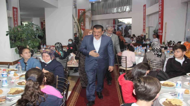 Vali Baruş ve Başkan Gürkan yetim sofrasına konuk oldu