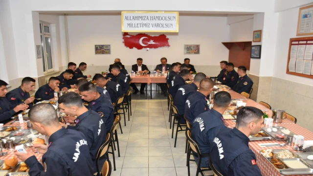 Vali Fuat Gürel, Jandarma personeli ile sahur yaptı