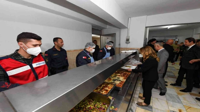 Vali Funda Kocabıyık, Mehmetçiğin iftar sofrasına konuk oldu