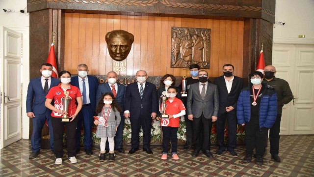 Vali Karadeniz, milli takıma seçilen satranç sporcularını ağırladı