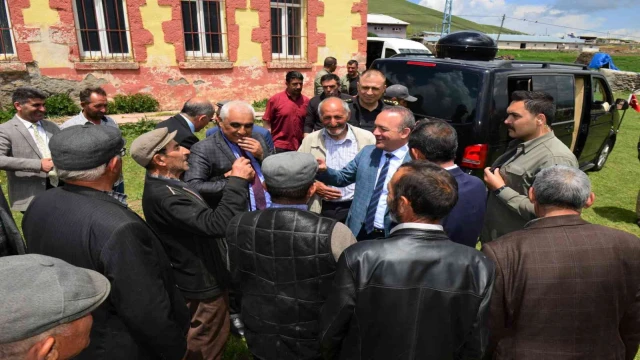 Vali Öner, köy ziyaretlerinde vatandaşlarla buluşup, sorun ve taleplerini dinlemeyi sürdürüyor