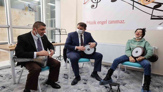 Vali yürekleri ısıttı, engellilerle darbuka çalıp şarkılar söyledi