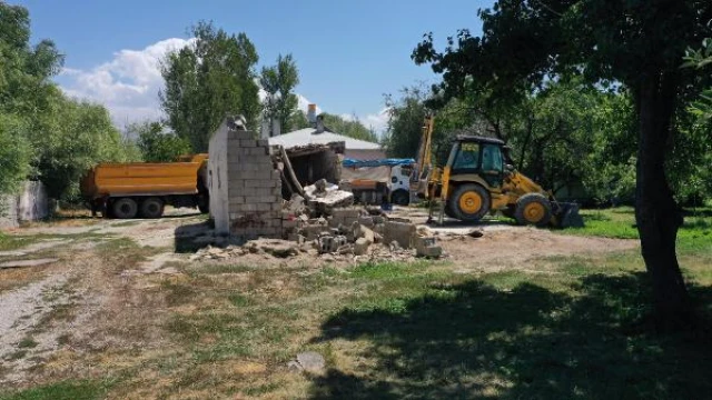 Van Gölü kenarındaki ahırlar yıkıldı, sahil bandı projesi başlatıldı