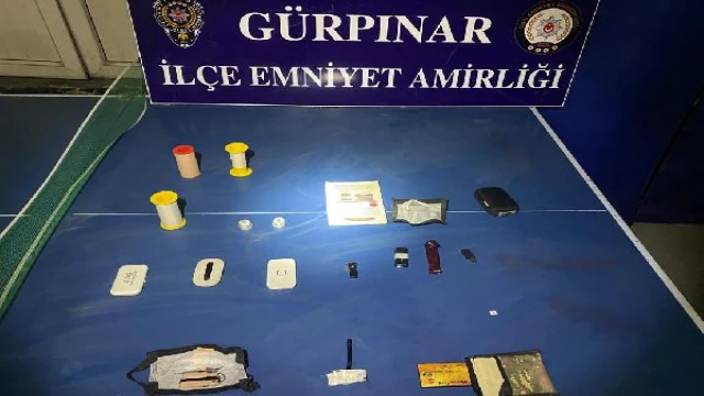 Van’da, araçta cerrahi maske içinde kopya düzeneği bulundu