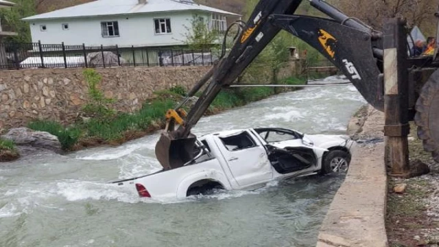 Van’da kamyonet dereye uçtu: 2 ölü, 3 yaralı