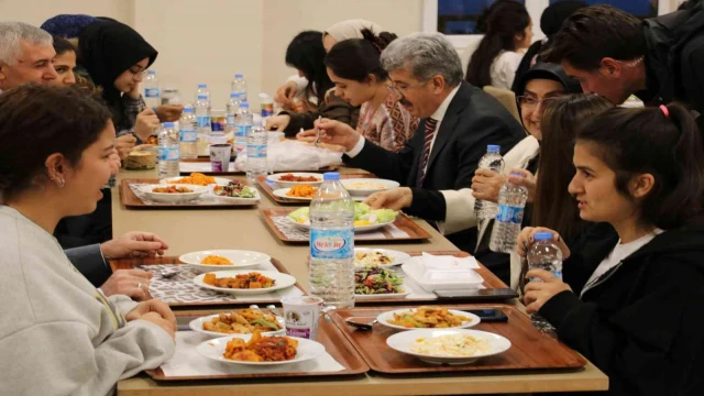 Van’da KYK yurtlarında iftar programı