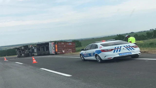 Virajı alamayan tır devrildi