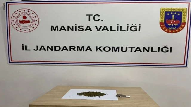 Yol kenarında alkol ve esrar alırken yakalandılar