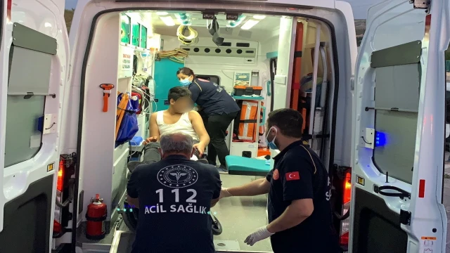 Yolda yürüyen genç bacağından bıçaklandı