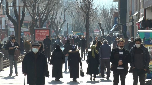 Yüksek vaka sayısına rağmen maske satışları düştü