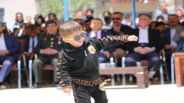 Yüksekova’da 19 Mayıs kutlaması; minik Taha ilgi odağı oldu 