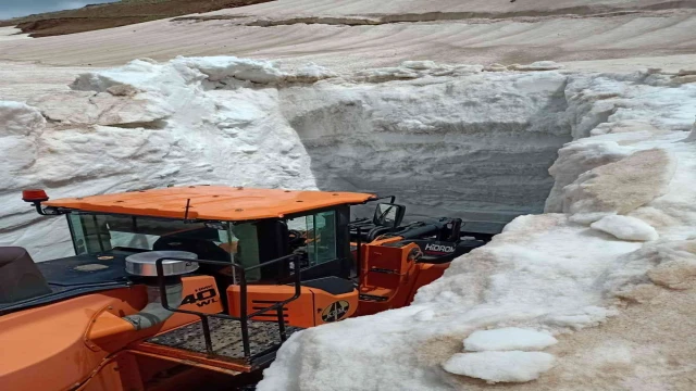 Yüksekova’da Mayıs ayına rağmen 5 metrelik kar tünellerinde çalışma