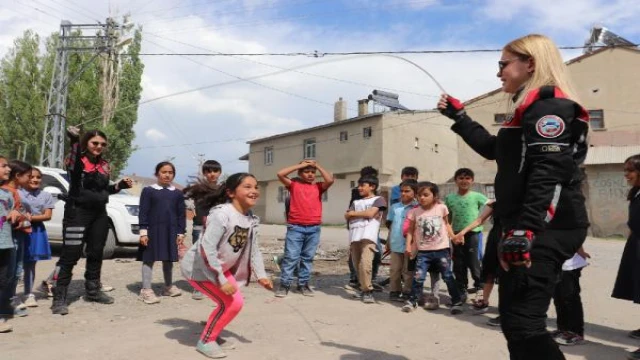 Yunus timi çocuklarla ip atlayıp, misket oynadı