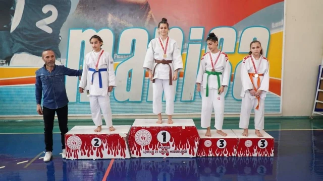 Yunusemre yıldızlarından 13 madalya