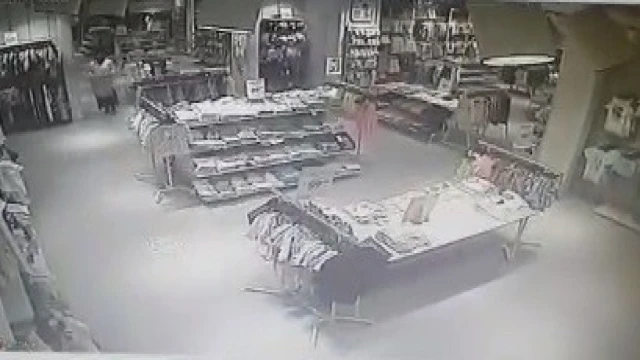 Zafer Plaza’da göçük... Bir mağazanın tavanı çöktü, büyük panik yaşandı