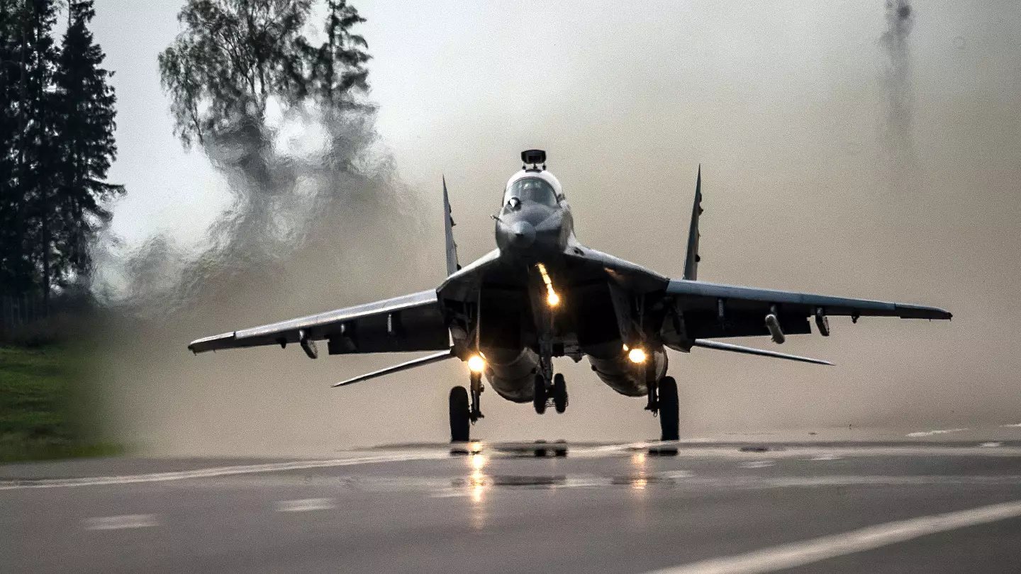 Finlandiya, savaş uçaklarının tatbikatı için bir otoyolu trafiğe kapatacak