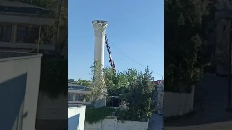 Batman'da depremde hasar gören caminin minaresi kontrollü yıkıldı