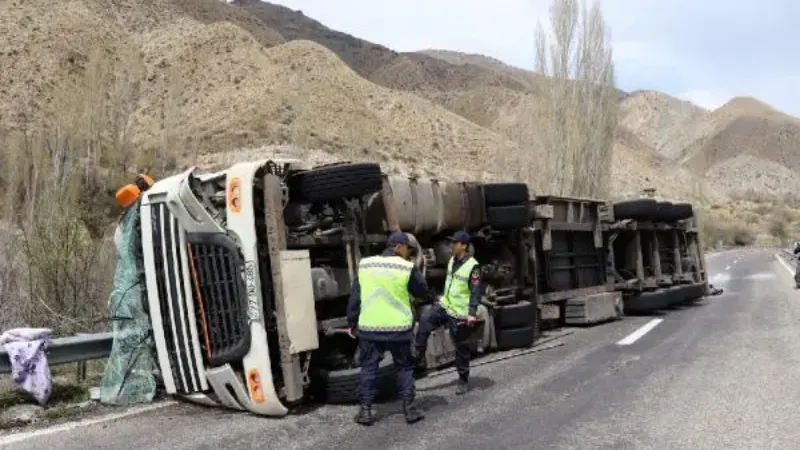 Freni boşalan TIR devrilip sürüklendi; sürücü yaralı