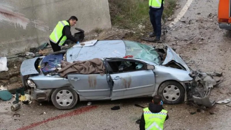 Otomobil 5 metreden alt geçide devrildi: 1'i çocuk 3 ölü, 2 yaralı