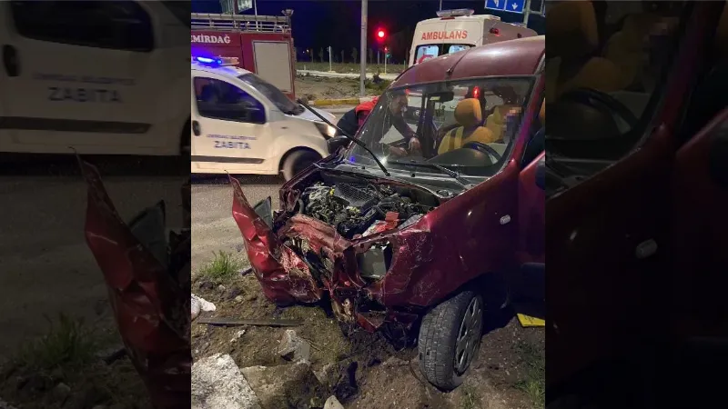 Afyonkarahisar'da 3 aracın karıştığı kazada 2 ölü