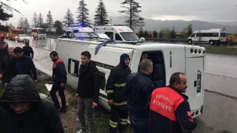 Isparta'da servis midibüsü devrildi; 17 yaralı