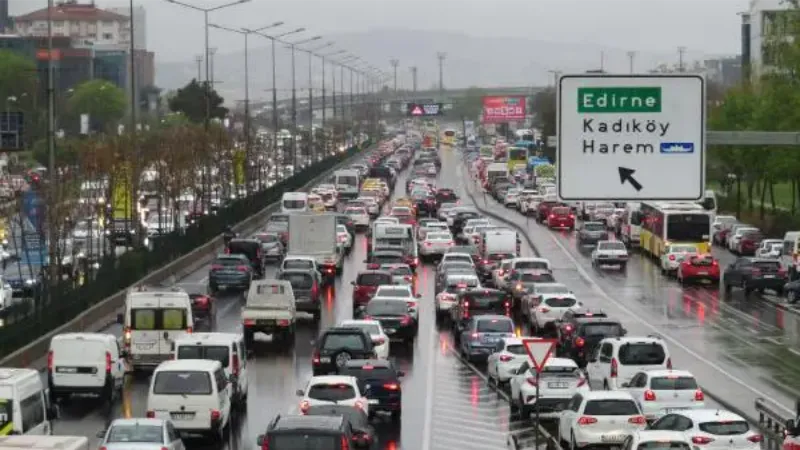 İstanbul'da yağmur trafiği: Yoğunluk yüzde 75'e ulaştı