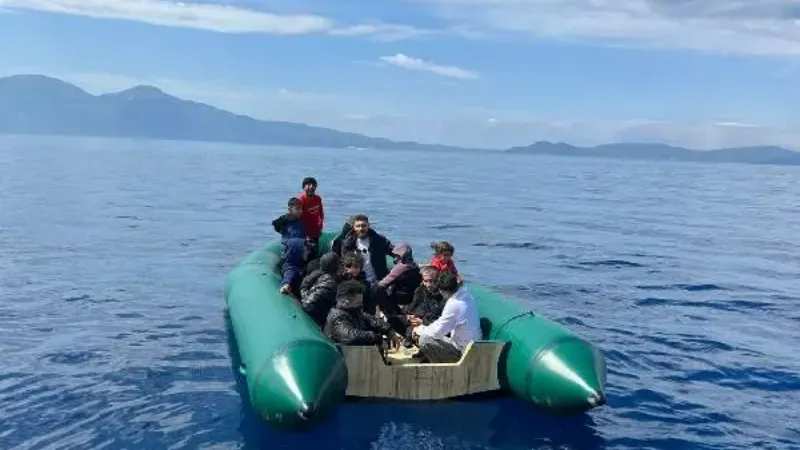 Kuşadası'ndan Yunan unsurlarının geri ittiği 13 kaçak göçmen kurtarıldı