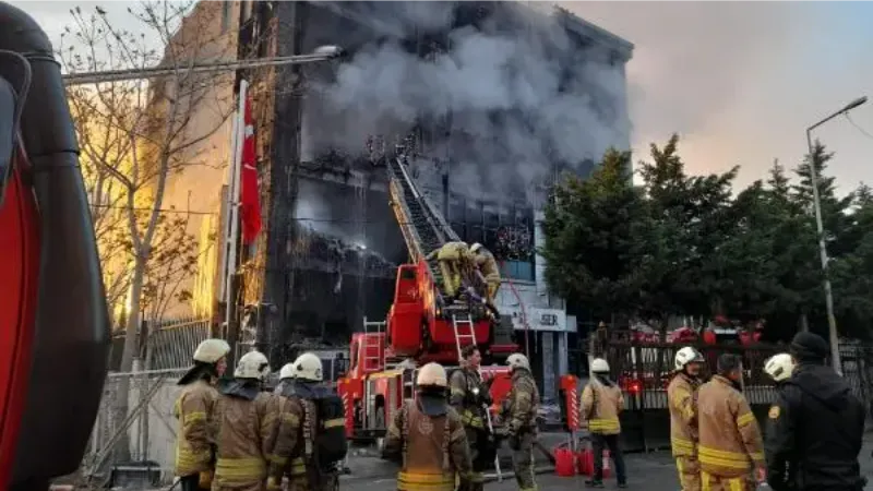 Binada çıkan yangını söndürme çalışmaları 15'inci saatinde devam ediyor