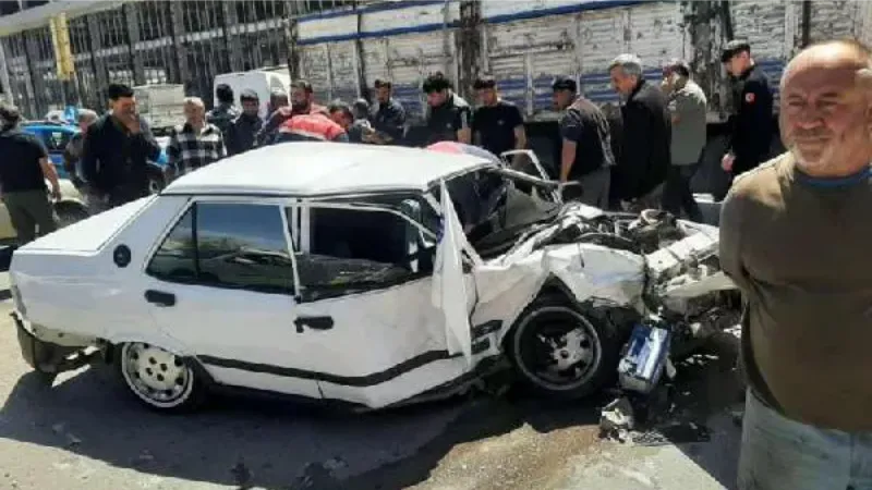 Ankara'da iki otomobilin çarpıştığı kaza, kamerada
