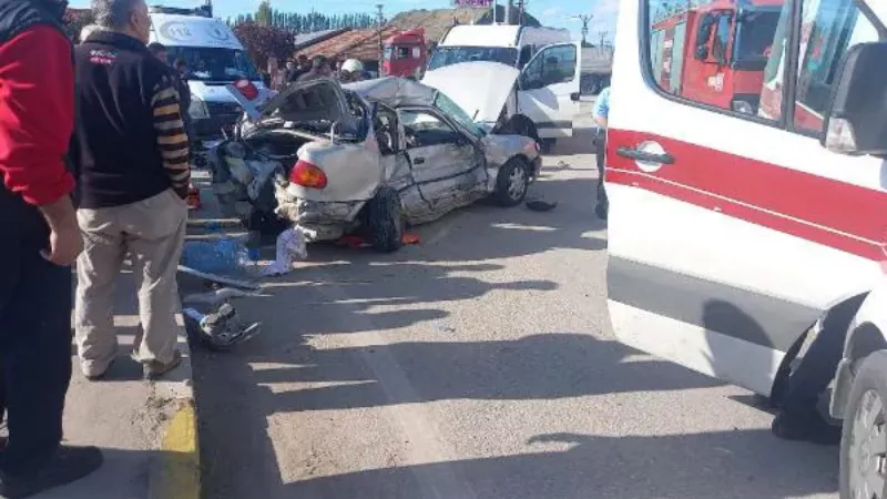 Çorum'da otomobil ile minibüs çarpıştı: 1 ölü, 2 yaralı
