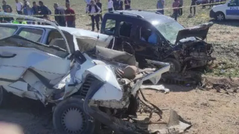 Otomobille hafif ticari araç çarpıştı: 5 ölü, 2 yaralı