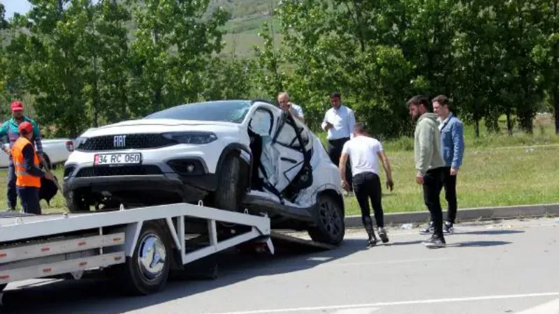 Yolcu minibüsü ile otomobil çarpıştı: 13 yaralı