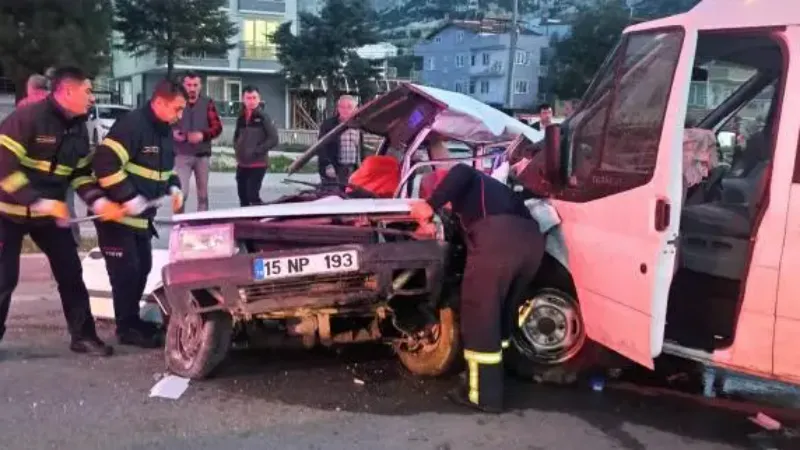 Burdur'da otomobille minibüs çarpıştı: 1 ölü, 2 yaralı