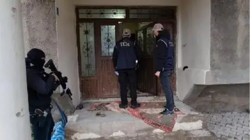 Yüksekova'da polis aracı taşlayan ve yasa dışı slogan atan 15 kişiye gözaltı