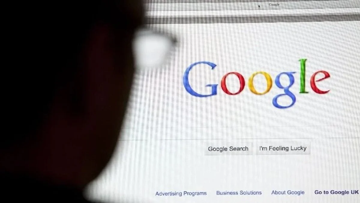 Rekabet Kurulu, Google'ın çevrim içi reklamcılıktaki rekabet ihlallerine dair soruşturmayı tamamladı. YouTube reklamlarında kısıtlamalar getirerek ve dikey bütünleşme ile pazarı manipüle ettiği için 2 milyar TL ceza ile karşı karşıya kaldı.